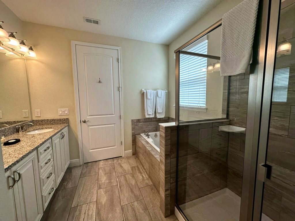 golfers-castle-reunion-resort-holeinonehouses-Ensuite-Bathroom-with-Tub
