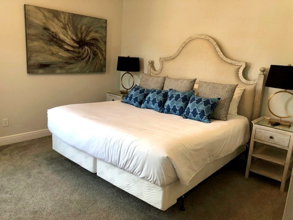 golfers-castle-reunion-resort-holeinonehouses-Luxury-King-Suite-01