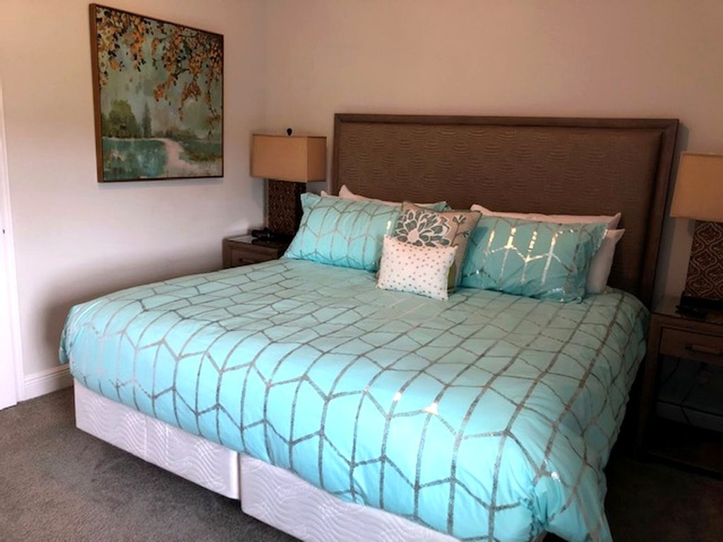 golfers-castle-reunion-resort-holeinonehouses-Luxury-King-Suite-03