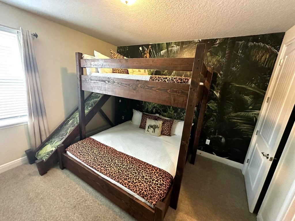 golfers-palace-reunion-resort-holeinonehouses-Jungle-Theme-King-Queen-Bunk-Bed-01