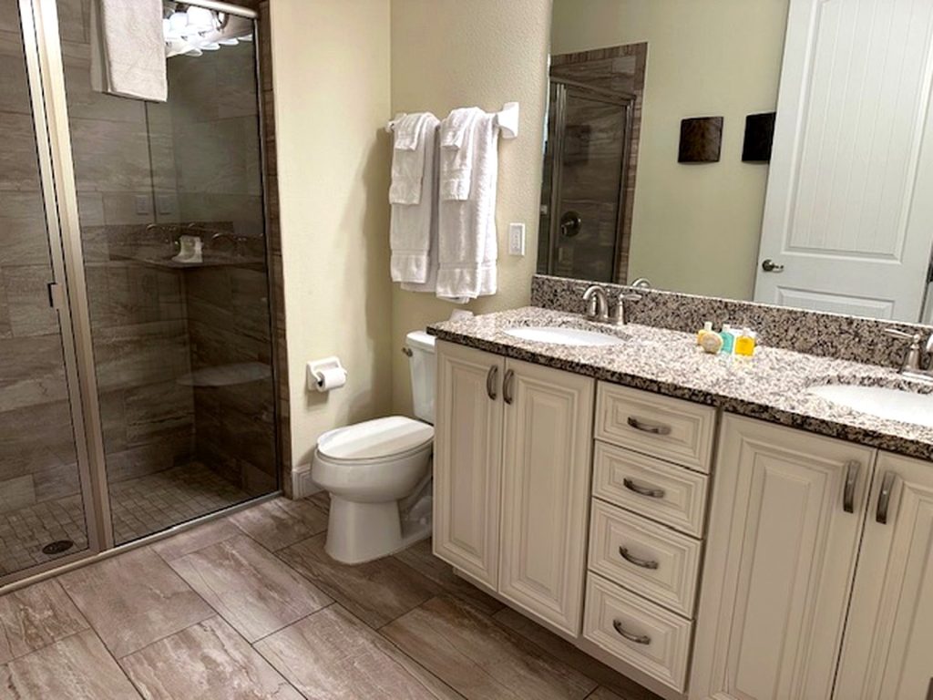 golfers-palace-reunion-resort-holeinonehouses-Luxury-Ensuite-Bathroom-01