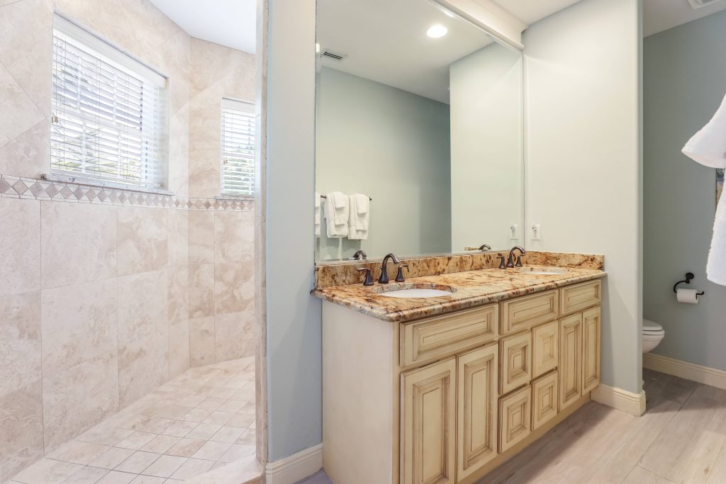 202 Master Bathroom 1st Floor Vanity 01