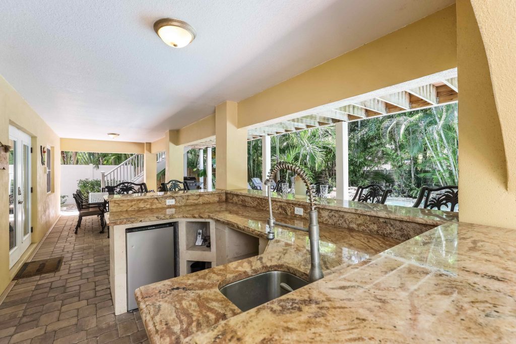 202 Summer Kitchen Bar View Day