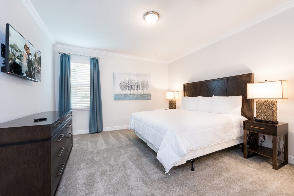 pampered-palace-reunion-resort-holeinonehouses-luxury-king-bedroom-1